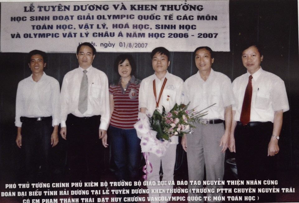 Phó Thủ tướng Chính Phủ Nguyễn Thiện Nhân cùng đoàn đại biểu tỉnh Hải Dương trong Lễ tuyên dương có em Phạm Thành Thái đạt huy chương Vàng Olympic Toán học Quốc Tế, 2007